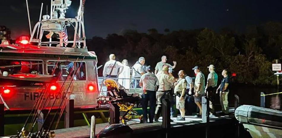 Esta imagen proporcionada por el Departamento de Bomberos de Miami-Dade muestra a los agentes en la escena de un accidente de bote cerca de Boca Chita Key.