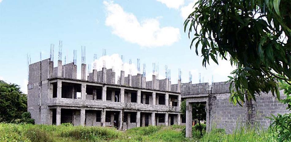 La escuela “Santiago Hirujo Sosa”, en Cancino, que tiene años sin concluir su construcción, era ocupada por haitianos.