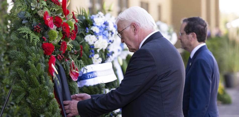 El presidente de Alemania Frank-Walter Steinmeier y el presidente de Israel Isaac Herzog, colocan una ofrenda floral durante la ceremonia.
