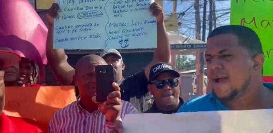 Comunitarios del Cancino exigen a las autoridades reivindicaciones para su sector. Foto: Listín Diario