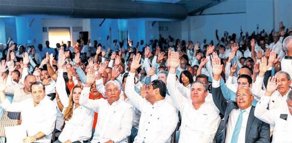 Las autoridades del PRM fueron proclamadas en al convención celebrada ayer en el hotel Lina, donde también se aprobó el ingreso de nuevos dirigentes. JORGE MARTÍNEZ