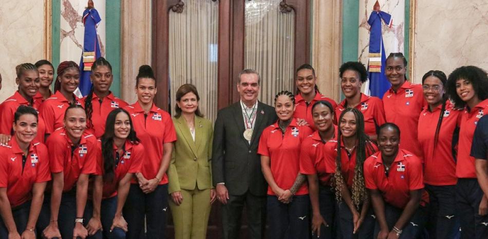 El presidente Luis Abinader junto a las integrantes de las Reinas del Caribe en el acto celebrado en el Palacio Presidencial.