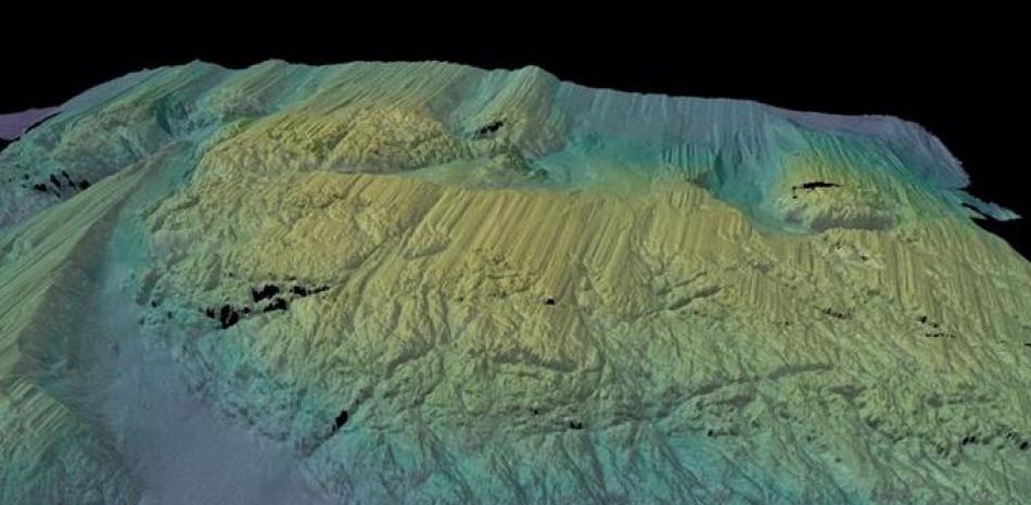 Una vista renderizada en 3D de la batimetría multihaz (forma del fondo marino) coloreada por profundidad, recopilada por Rán a través de una cresta del fondo marino, justo en frente de la plataforma de hielo Thwaites. ALASTAIR GRAHAM/UNIVERSITY OF SOUTH FLORIDA