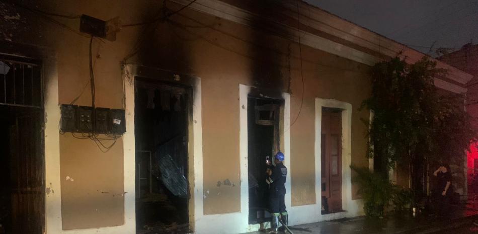 Sofocan incendio que afectó cinco viviendas en la Zona Colonial