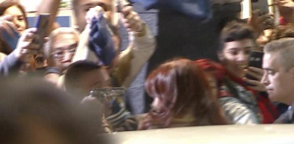Esta imagen tomada de un video divulgado por la Televisión Pública Argentina muestra a un hombre que apunta un arma contra la vicepresidenta Cristina Fernández en frente de su casa en el barrio de Recoleta en Buenos Aires/ AP