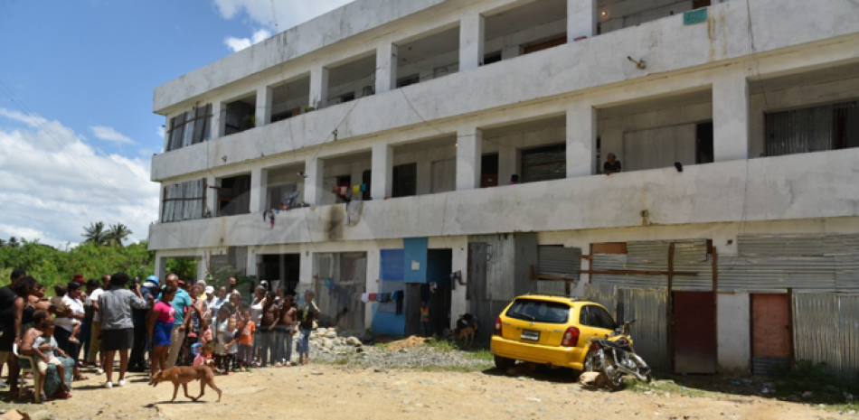 La escuela en construcción fue ocupada por los desalojados, quienes viven en condiciones infrahumanas. jorge martínez/ lstín diario