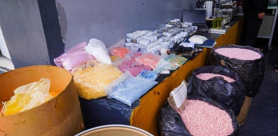 El fin de semana se confiscaron tres toneladas de materias primas, equipos e indumentarias que se usaban para el empaque de los fármacos.