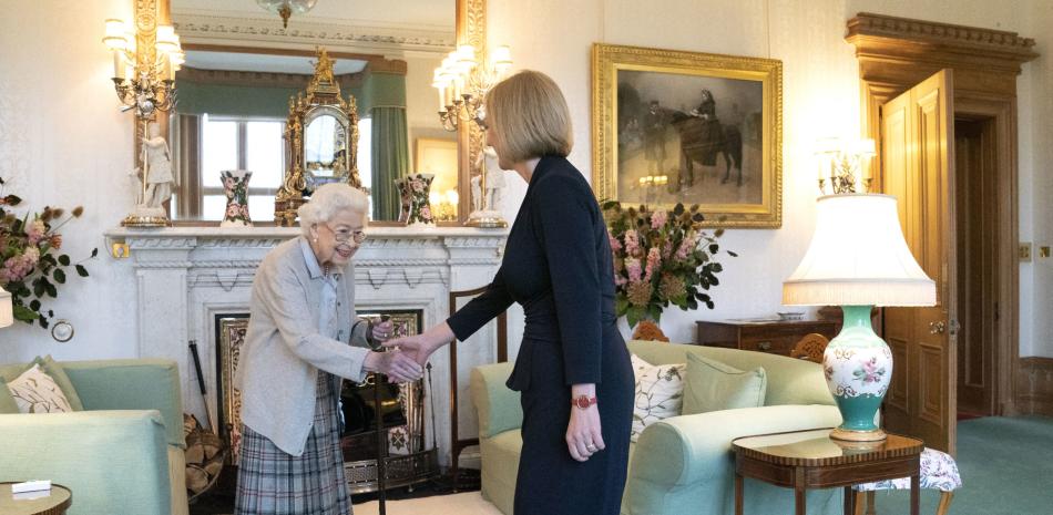 La reina Isabel II de Gran Bretaña y la nueva líder del Partido Conservador y la primera ministra electa de Gran Bretaña, Liz Truss, se reúnen en el castillo de Balmoral en Ballater, Escocia, el 6 de septiembre de 2022, donde la reina invitó a Truss a formar gobierno. Truss asumirá formalmente el cargo el martes, luego de que su predecesor, Boris Johnson, presentara su renuncia a la reina Isabel II.
Jane Barlow / PISCINA / AFP