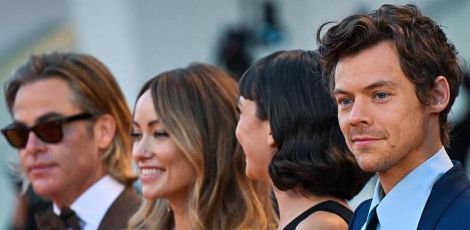 De izquierda a derecha: Chris Pine, Olivia Wilde, Sydney Chandler y Harry Styles en la premiere de "Don't Worry, Darling" en el Festival de Cine de Venecia. (Foto: AFP).