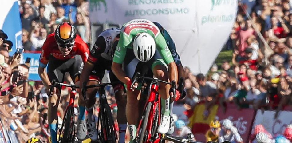 Mads Pedersen lidera el sprint a la meta para ganar la 16ta etapa de la Vuelta a España, con Primoz Roglic (izquierda atrás) cayéndose, en Tomares.