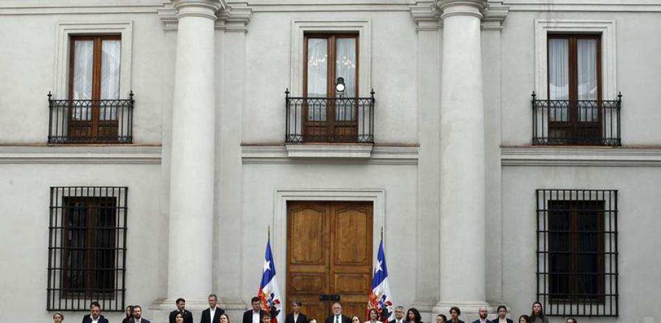 El presidente de Chile, Gabriel Boric, en el centro, habla durante la ceremonia de presentación de nuevos miembros del gabinete en el palacio presidencial de La Moneda en Santiago, Chile, el martes 6 de septiembre de 20. ap