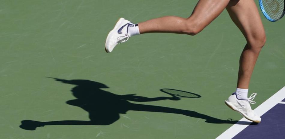 La sombra de una tenista durante el Abierto de Indian Wells, el 17 de octubre de 2021.