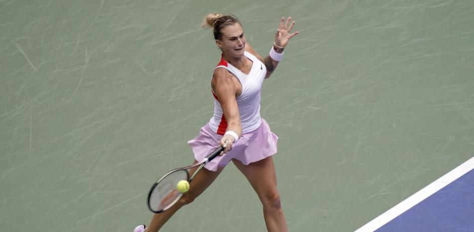 Aryna Sabalenka devuelve ante Karolina Pliskova en los cuartos de final del US Open.