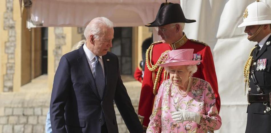 Joe Biden y la Reina Isabel II.