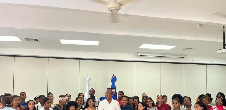 Alcalde de Santo Domingo Oeste, junto a los estudiantes beneficiados, fuente extena