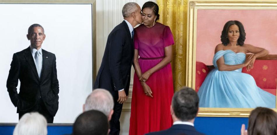 El expresidente Barack Obama besa a su esposa, la exprimera dama Michelle Obama, después de que revelaron sus retratos oficiales de la Casa Blanca durante una ceremonia en el Salón Este de la Casa Blanca.