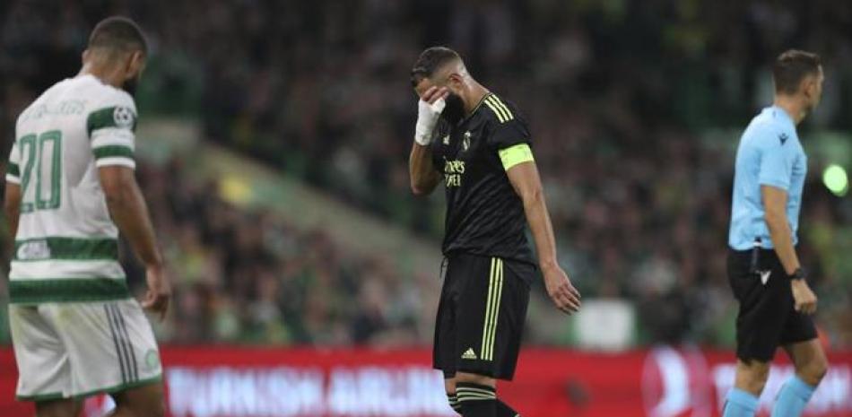 El francés Karim Benzema, del Real Madrid, abandona la cancha tras ser sustituido del encuentro de la Liga de Campeones ante el Celtic.