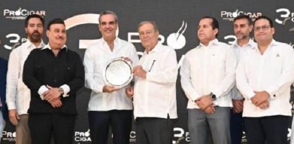 El presidente Luis Abinader recibie un reconocimiento de los socios de Procigar