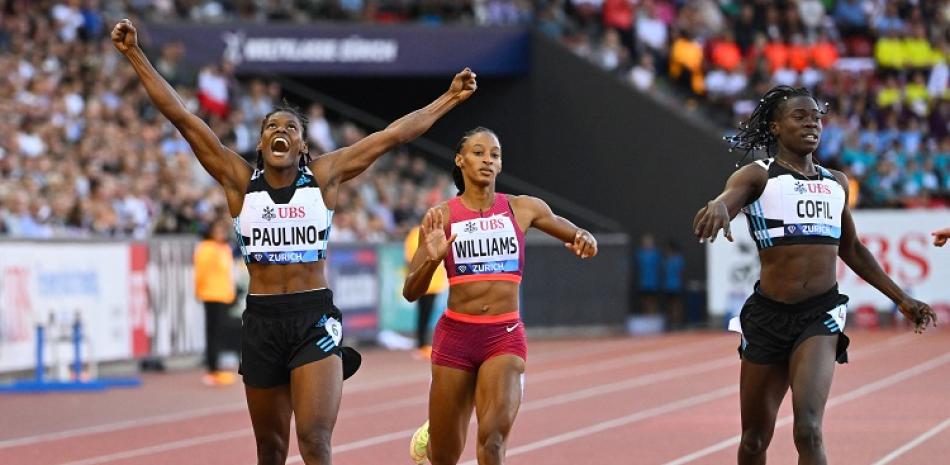 Marileidy Paulino celebra tras ganar la final de los 400 metros de la Liga Diamante. Sada Williams, a su lado, quedó tercera, y Fiordaliza Cofil, a la derecha, entró segunda.