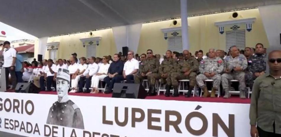 Presidente encabeza desfile cívico militar en honor a Luperón