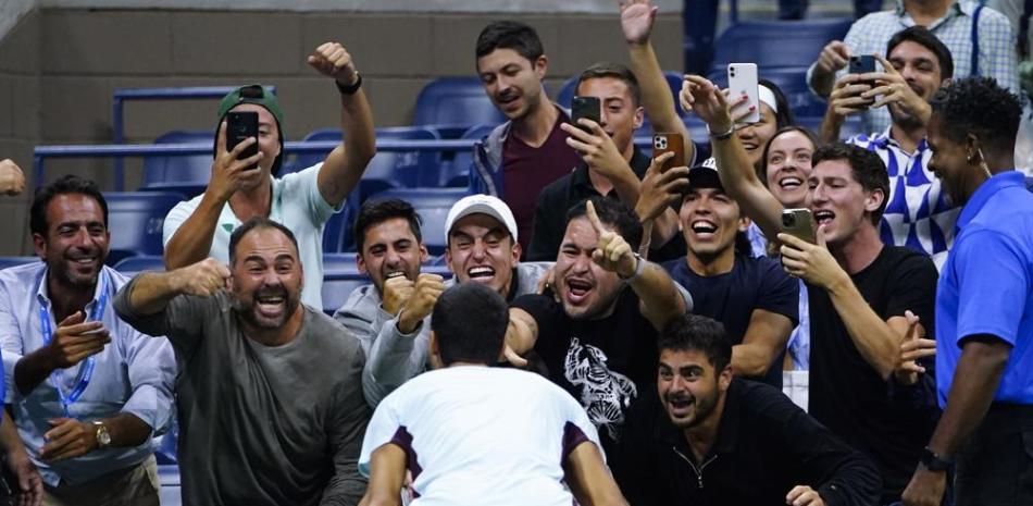 Carlos Alcaraz celebra con el público tras derrotar a Jannik Sinner en los cuartos de final del US Open. Foto: AP.