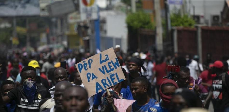 “La gente no te quiere Ariel”, durante una protesta para exigir la renuncia del primer ministro Ariel Henry,  ap
