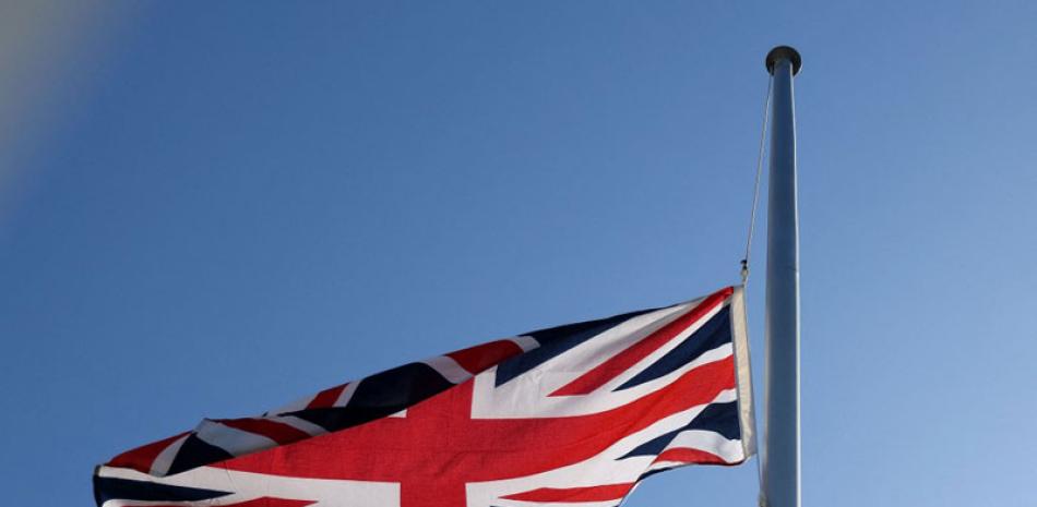 Union Jack, la bandera británica, ondea a media asta, ayer en Londres.  afp