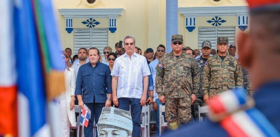 El presidente Luis Abinader encabezó el desfile en honor al 183 aniversario del natalicio del prócer de la Restauración Gregorio Luperón.