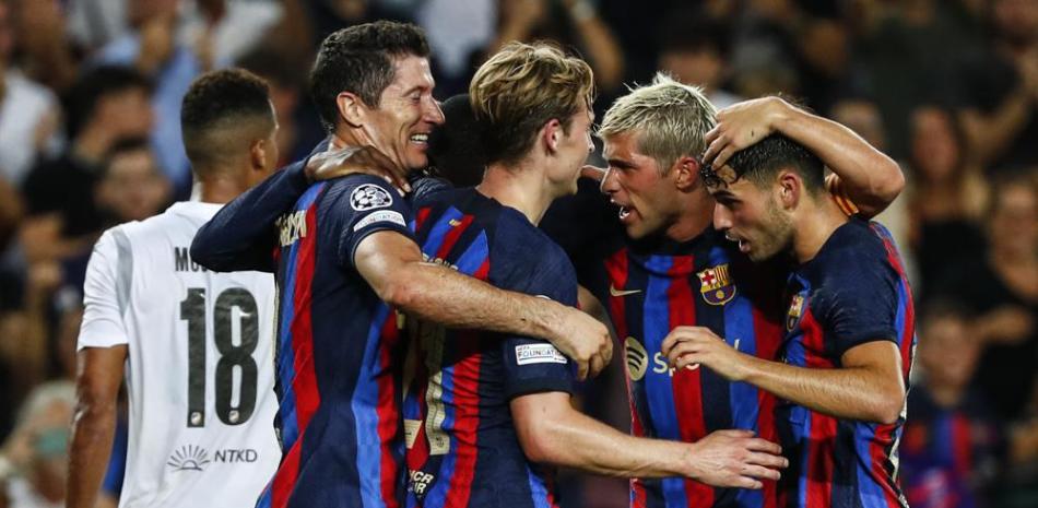 Robert Lewandowski celebra con sus compañeros tras anotar el tercer gol del Barcelona en duelo de la Liga de Campeones ante el Viktoria Plzen,.