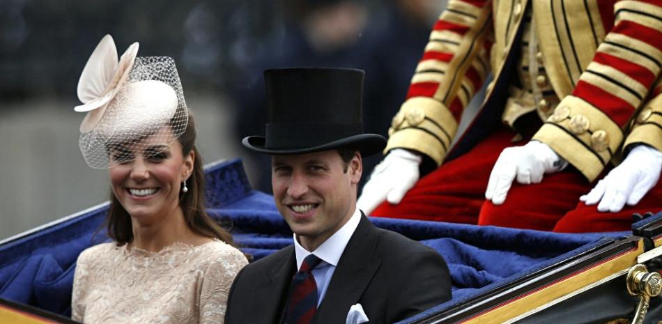 En esta foto de archivo tomada el 5 de junio de 2012, el príncipe Guillermo y la duquesa Catalina de Cambridge salen de Westminster Hall en un carruaje después de un almuerzo del Jubileo de Diamante en Londres.

Kevin Coombs / PISCINA / AFP