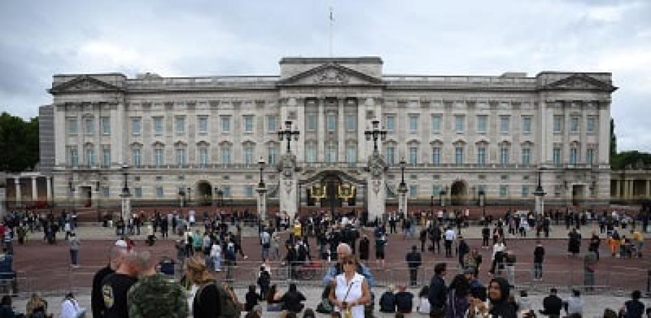 Las multitudes se reúnen frente al Palacio de Buckingham, en el centro de Londres. Foto: AFP Forum.