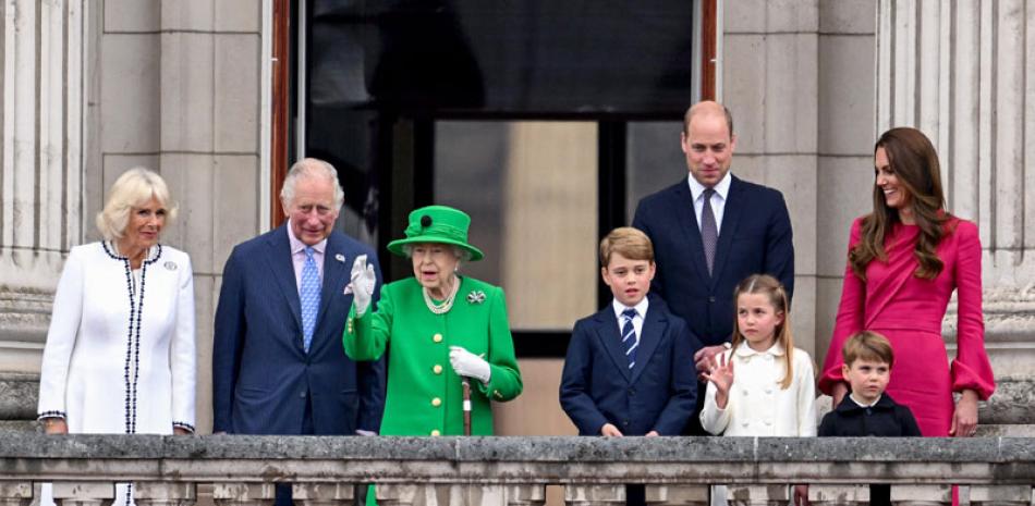 En foto de 5 de junio de 2022, la reina Isabel II, tercera de la izquierda, en el balcón del Palacio de Buckingham con Camila, Carlos, Jorge, Guillermo, Charlotte, Catalina y Luis, al final del concurso de platino en Loncres. afp