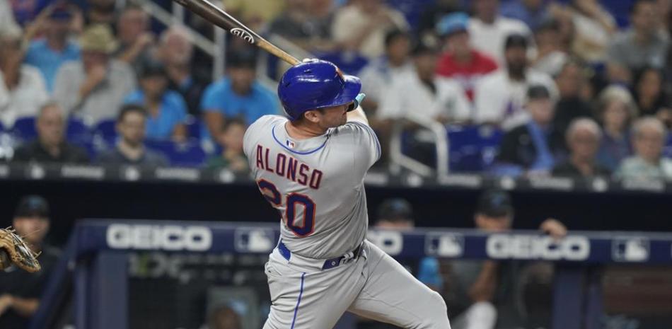 Pete Alonso, de los Mets de Nueva York, dispara un jonrón de dos carreras ante los Marlins de Miami.