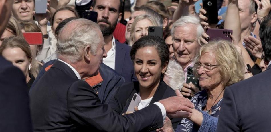 El rey Carlos III saluda a la gente a su arribo al Palacio de Buckingham, Londres, viernes 9 de septiembre de 2022. ap