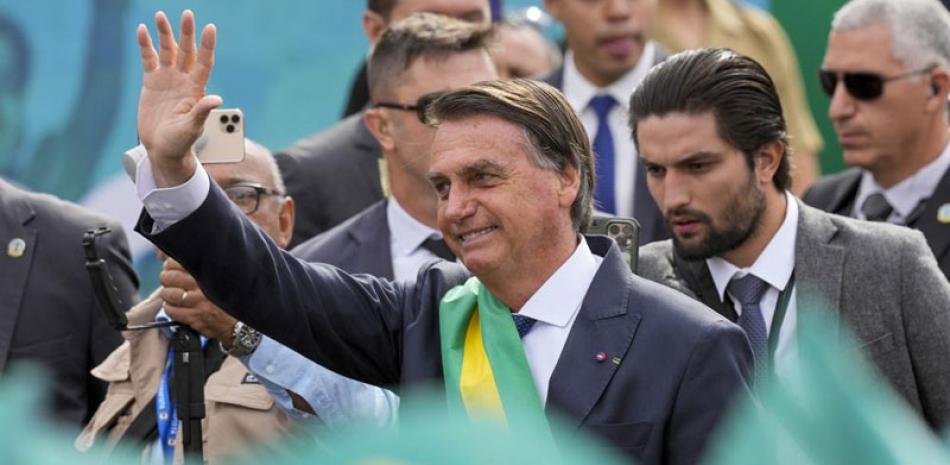 El presidente de Brasil, Jair Bolsonaro, saluda a su llegada para presidir un desfile militar que conmemora el bicentenario de la independencia del país de Portugal en Brasilia, Brasil, el miércoles 7 de septiembre de 2022. efe