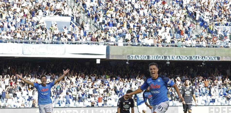 Giacomo Raspadori del Napoli, derecha, festeja su gol contra Spezia en partido de la Serie A italiana en el estadio Diego Armando Maradona en Nápoles.