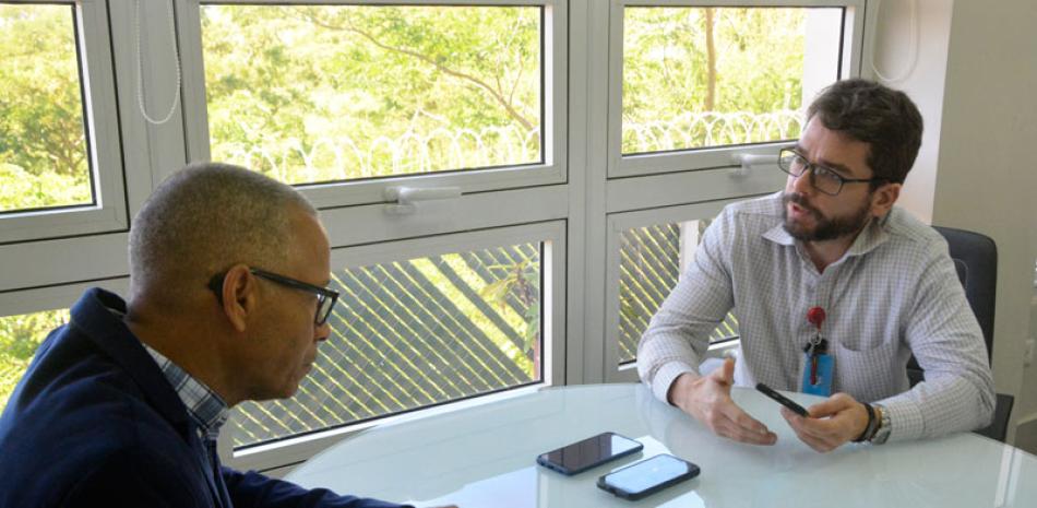 José lòpez, médico especialista en psiquiatria, habla con el periodista juan salazar