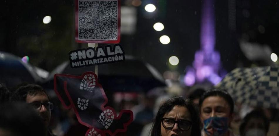 Manifestantes marchan por la avenida Reforma hacia el Senado contra la propuesta de trasladar la Guardia Nacional nominalmente civil a la Defensa Nacional.  ap