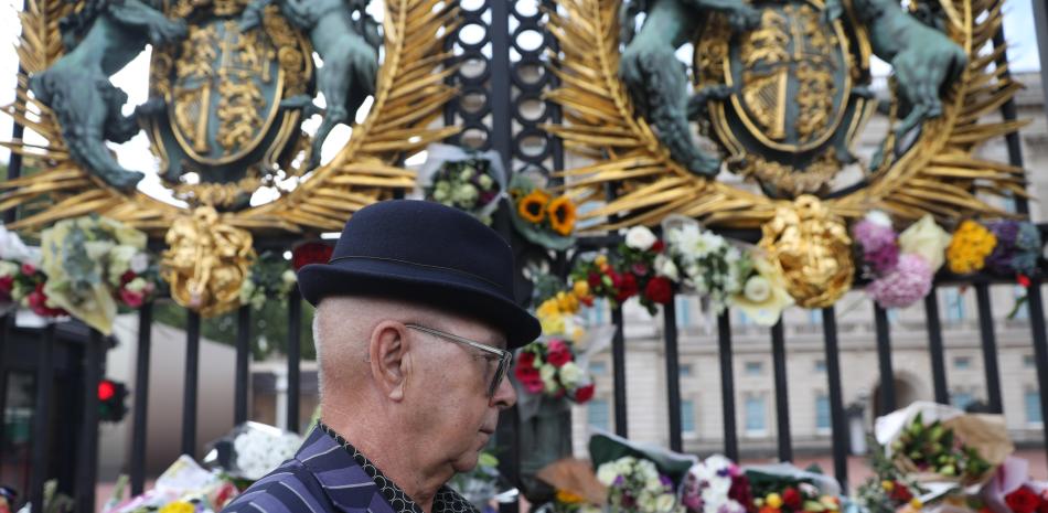 Un hombre delante de las flores en recuerdo a la reina Isabel II, en el Buckingham Palace, a 9 de septiembre de 2022, en Londres (Reino Unido).

Foto: Elisa Bermudez / Europa Press