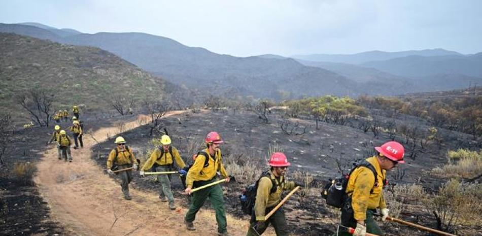 Los bomberos pasan frente a un paisaje abrasado por el incendio de Fairview dentro del Bosque Nacional de San Bernardino cerca de Hemet, California, el 9 de septiembre de 2022. El incendio forestal que arde en las afueras de Los Ángeles se ha duplicado en menos de 24 horas, dijeron los bomberos el 8 de septiembre mientras soportaban otro día más de calor abrasador en el oeste de los Estados Unidos. Se ha dicho a miles de personas que evacuen ante el creciente incendio, que ahora se ha extendido a 19,000 acres (7,700 hectáreas).
Frédéric J. BROWN / AFP