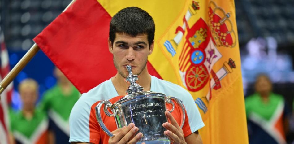 Carlos Alcaraz de España celebra con el trofeo después de ganar contra Casper Ruud de Noruega durante el partido final de individuales masculinos del torneo Abierto de Tenis de EE. UU. 2022 en el Centro Nacional de Tenis Billie Jean King de la USTA en Nueva York, el 11 de septiembre de 2022.
ÁNGELA WEISS / AFP