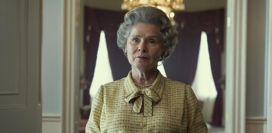 En esta imagen proporcionada por Netflix Imelda Staunton como la reina Isabel en "The Crown".

Foto: Alex Bailey/Netflix via AP