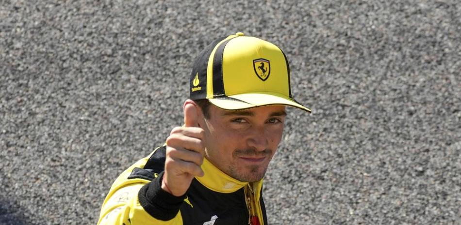 Charles Leclerc, de Ferrari, festeja tras ganar la pole para el Gran Premio de Italia de la Fórmula Uno en Monza, Italia.