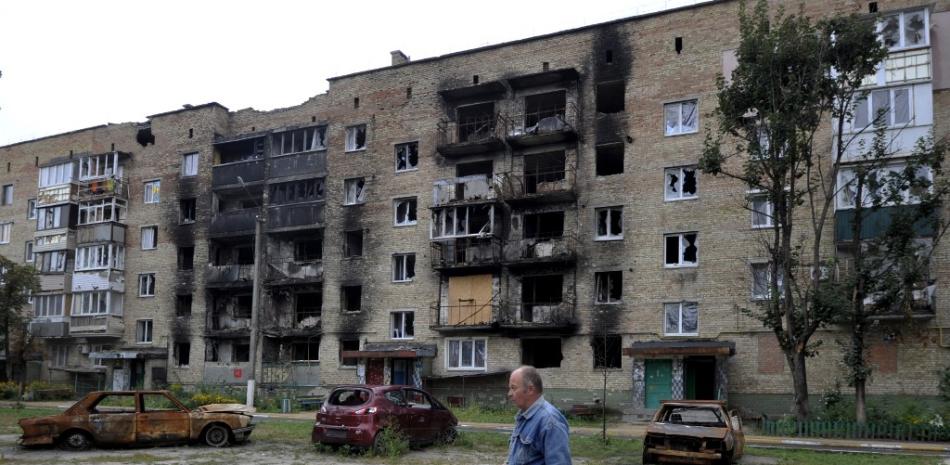 Un hombre camina hacia un edificio residencial dañado en la ciudad de Irpin el 11 de septiembre de 2022, en medio de la invasión rusa de Ucrania. Ucrania dijo el 11 de septiembre de 2022 que sus fuerzas estaban haciendo retroceder al ejército ruso de los reductos estratégicos en el este del país después de que Moscú anunciara una retirada de la amplia contraofensiva de Kyiv.
SERGEI CHUZAVKOV / AFP