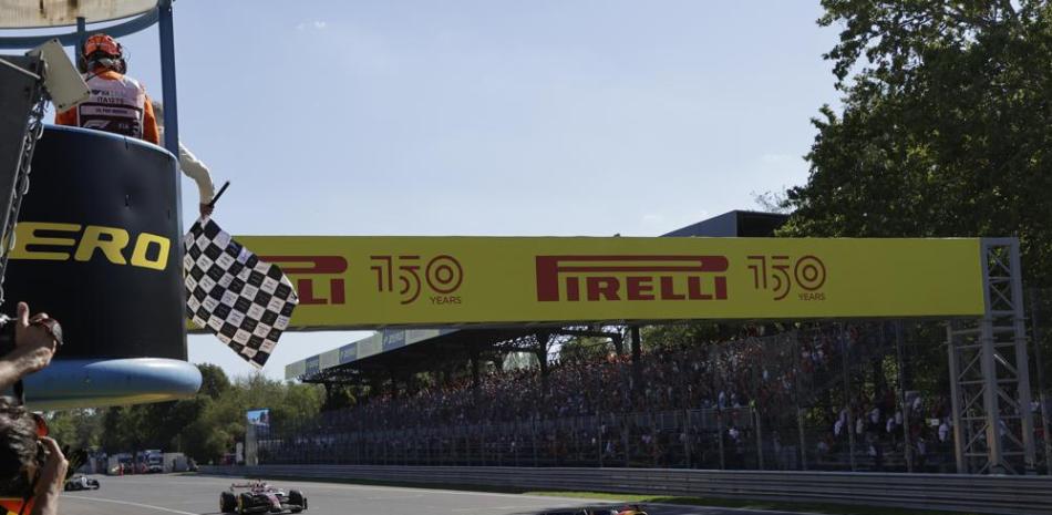 Max Verstappen, de Red Bull, cruza la meta para ganar el Gran Premio de Italia.