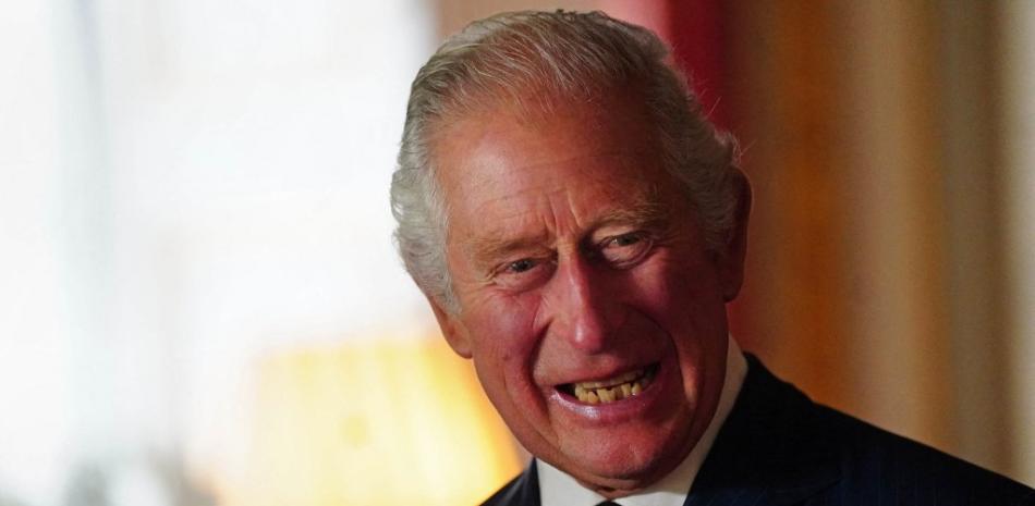 El rey Carlos III de Gran Bretaña reacciona durante una recepción con los Altos Comisionados del Reino y sus cónyuges en el Bow Room del Palacio de Buckingham en Londres el 11 de septiembre de 2022. Foto: Victoria Jones/AFP.