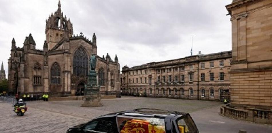 El coche fúnebre que lleva el ataúd de la Reina Isabel II, envuelto en el Estandarte Real de Escocia, pasa por la Catedral de St Giles en Edimburgo hacia el Palacio de Holyroodhouse. Foto: AFP Forum