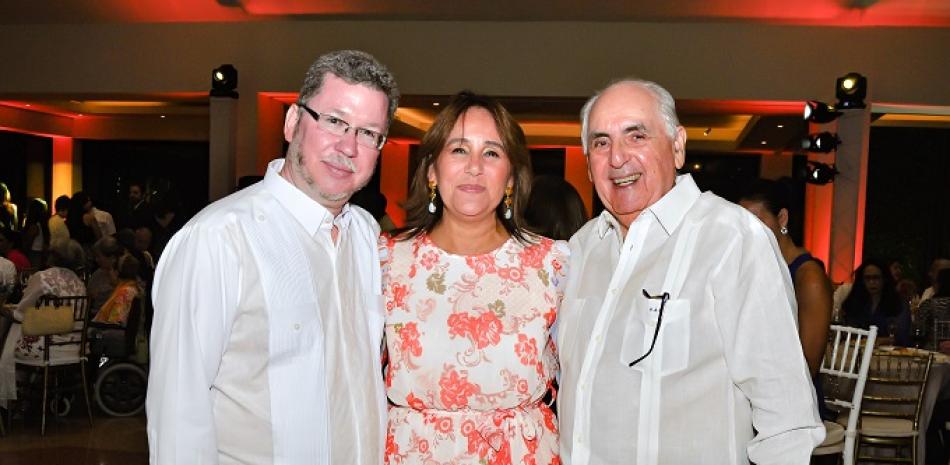 Jaime Borbón, Milagros Pagán de Borbón y Gerardo Simón.