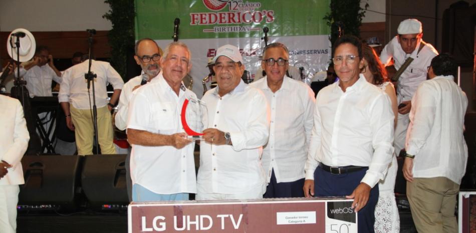 Juan Quéliz, ganador del torneo, premiado por Abel Lachapelle, Luisín Mejía y Harvey Gómez.