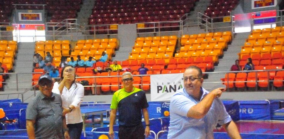 Magín Díaz, excampeón nacional juvenil de tenis de mesa, realiza el saque de honor. Observa Rolling Fermín.